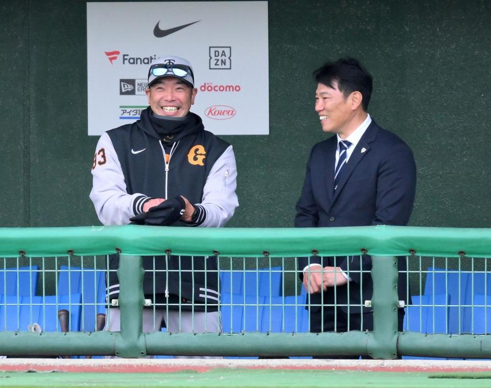 　視察に訪れた侍ジャパン・井端監督（右）と談笑する阿部監督（撮影・伊藤笙子）