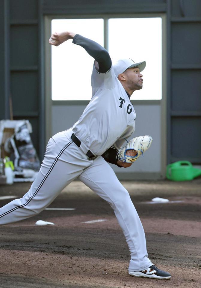 　ブルペンで投げ込むマルティネス