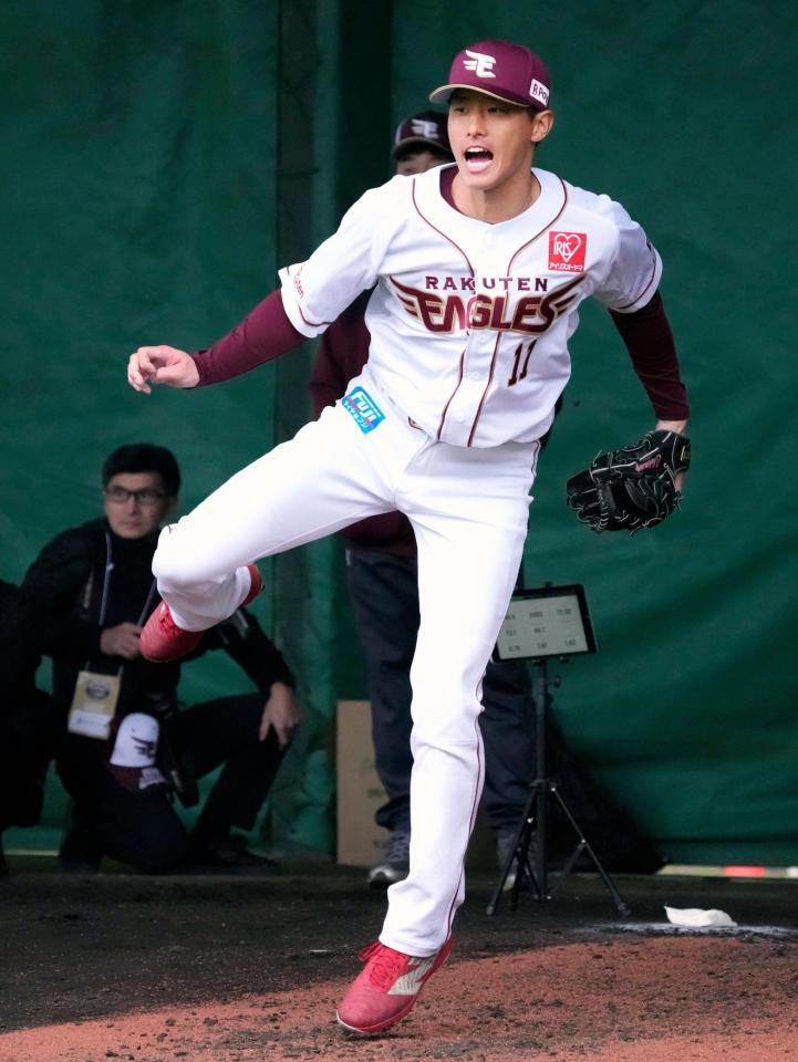 　岸のユニホームを着てブルペンで投球練習する辰己