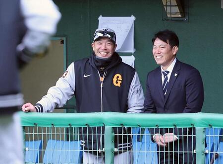 　談笑する侍ジャパン・井端監督（右）と阿部監督