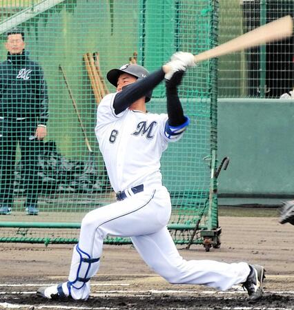 　豪快なスイングを見せるロッテの西川