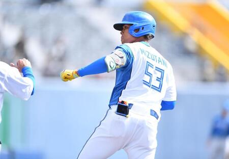 　１回、左前打を放ちグータッチを交わす水谷（撮影・開出牧）