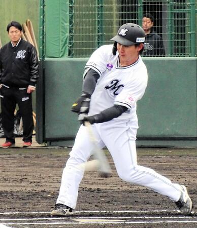 　ライブＢＰで右翼線に二塁打を放った宮崎