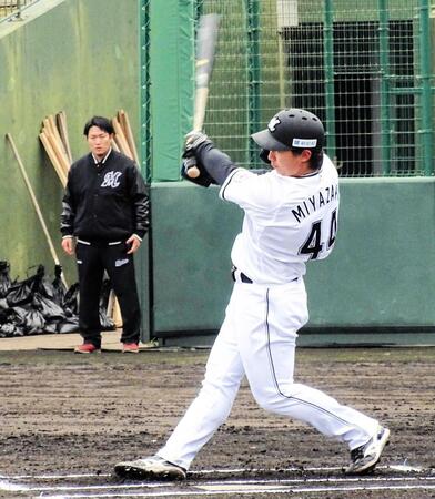 ロッテ　ドラ２宮崎が８スイング中３安打　ライブＢＰでアピールも「ちょっと刺され気味だった」練習後は１時間半打ち込み