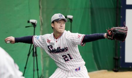 　投球練習するヤクルト・吉村＝浦添