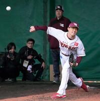 　岸のユニホームを着てブルペンで投球練習する辰己（後方は石井ＧＭ）