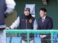 　談笑する侍ジャパン・井端監督（右）と阿部監督