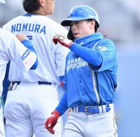 　１回、中前打を放ちグータッチを交わす五十幡（撮影・開出牧）