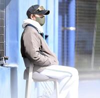 　一塁ベンチ前で紅白戦を見守る新庄監督（撮影・開出牧）