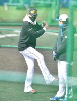 　小田２軍打撃コーチ（右）とバッティング談義をする新庄監督（撮影・開出牧）