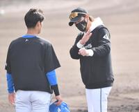 　練習の合間に若林（左）にアドバイスをする新庄監督（撮影・開出牧）