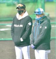 　小田２軍打撃コーチ（右）と練習を見守る新庄監督（撮影・開出牧）