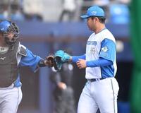 　紅白戦で好投し、進藤（左）とタッチを交わす松浦（撮影・開出牧）