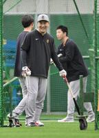 　バットを手に笑顔を見せる田中将（撮影・伊藤笙子）