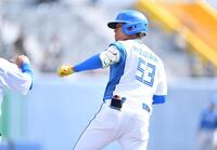 　１回、左前打を放ちグータッチを交わす水谷（撮影・開出牧）