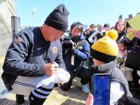 　ファン約２００人へサイン会を開いた長野