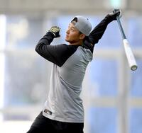 　居残りで打撃練習をする吉川（撮影・伊藤笙子）