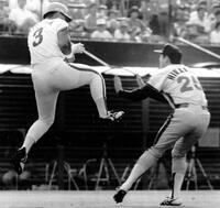 　平沼定晴（右）の死球に怒りバットを投げつけたあと跳びげりをする清原和博＝１９８９年９月２３日、西武球場