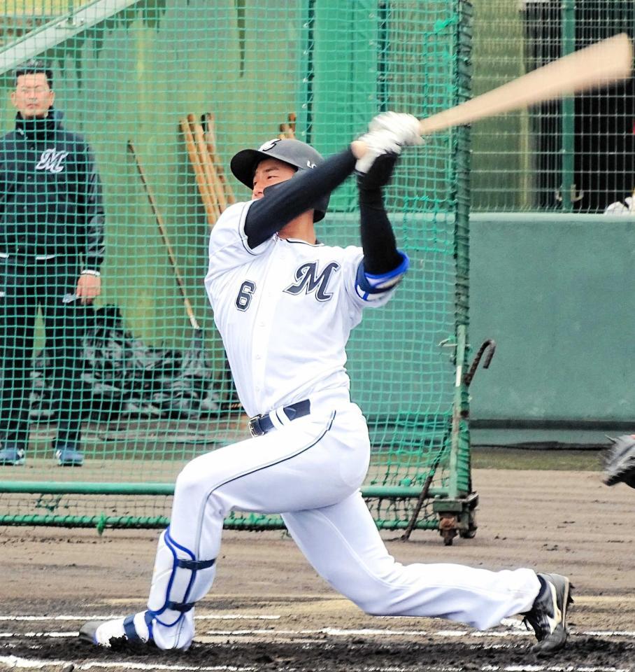 　豪快なスイングを見せるロッテの西川