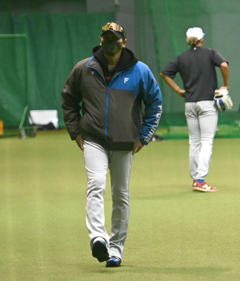 　室内で練習を見守る新庄監督（撮影・開出牧）