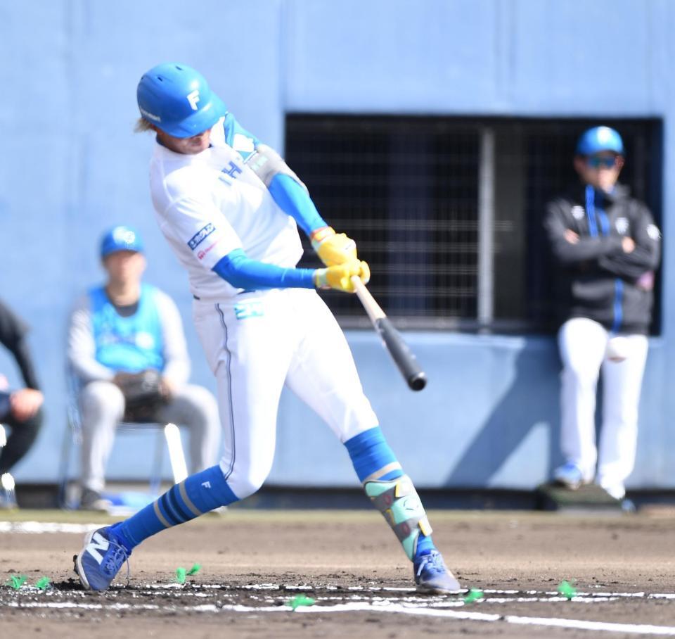 　１回、中前打を放つ水谷（撮影・開出牧）