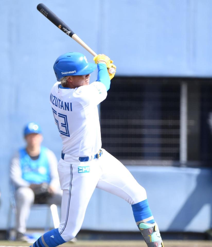 　１回、左前打を放つ水谷（撮影・開出牧）