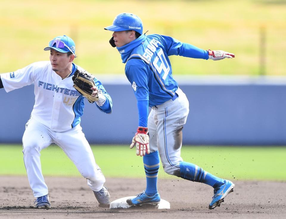 　１回、二盗に成功する五十幡（右）。遊撃手・水野（撮影・開出牧）