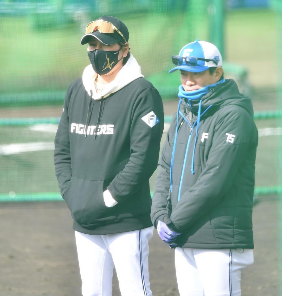 　小田２軍打撃コーチ（右）と練習を見守る新庄監督（撮影・開出牧）
