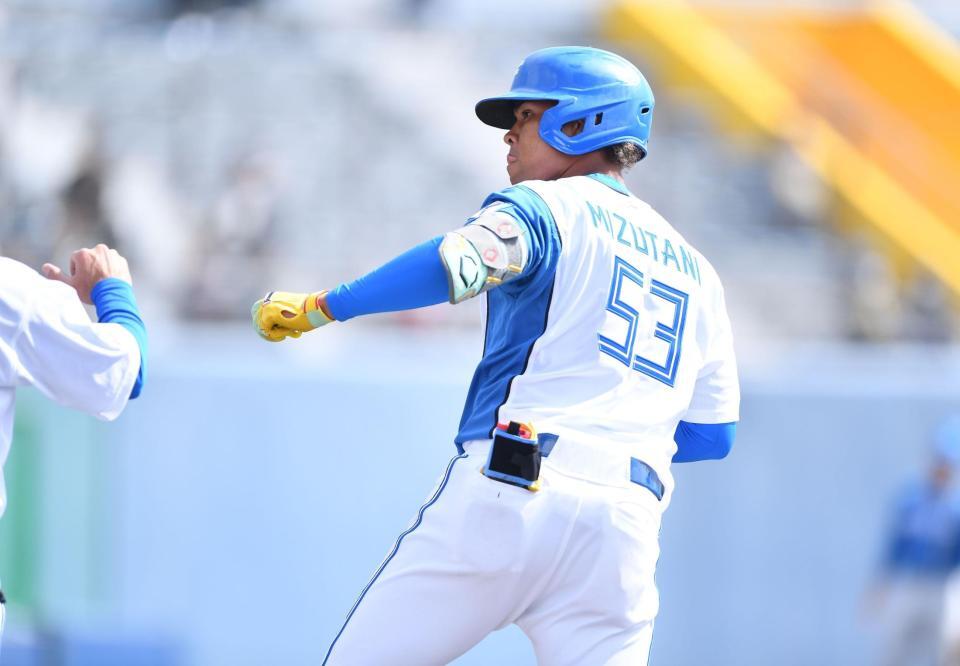 　１回、左前打を放ちグータッチを交わす水谷（撮影・開出牧）