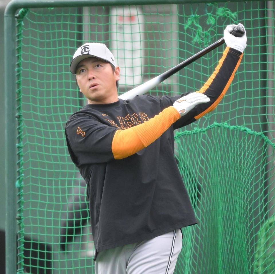 　打撃練習に励む長野（撮影・伊藤笙子）