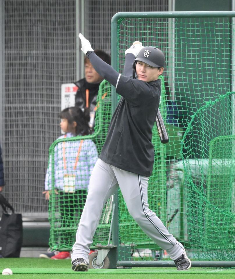 　打撃練習をする丸（撮影・伊藤笙子）