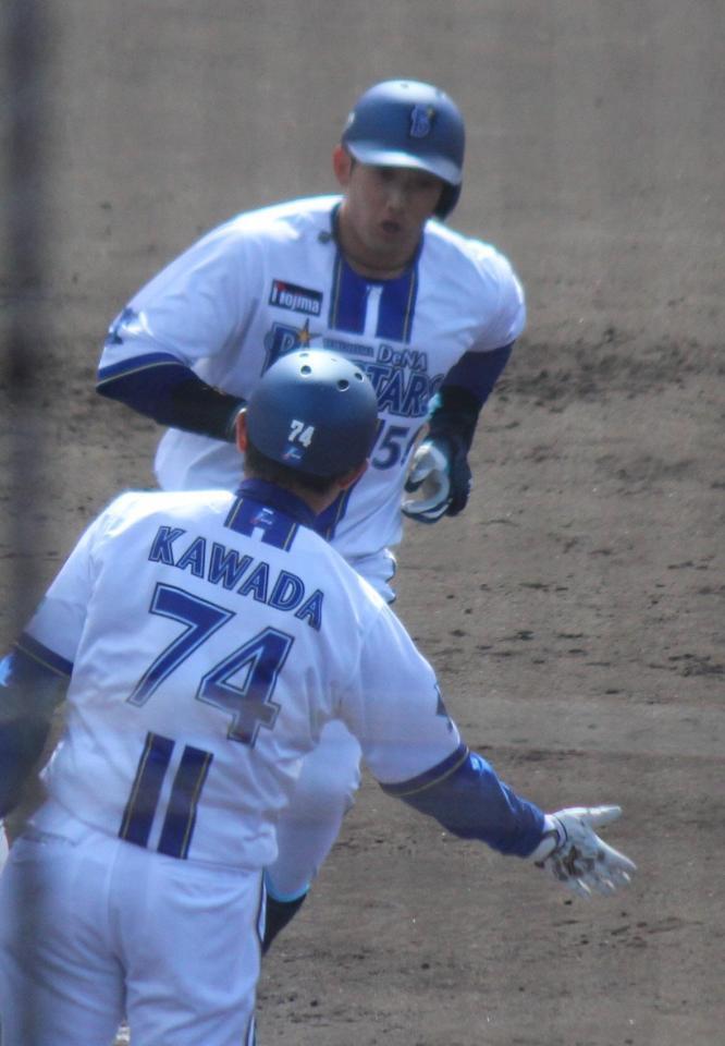 　チームの“今季第１号”を放ち三塁を回る山本