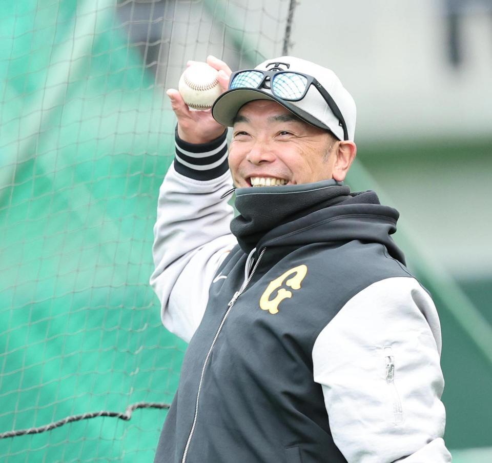 　笑顔でキャッチボールする阿部監督