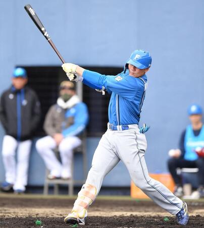 　６回、勝ち越しの右越え適時二塁打を放つ清宮。後方右は新庄監督（撮影・開出牧）