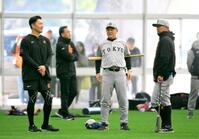 　久保巡回コーチ（中央）、内海コーチ（右）と会話を交わす田中将（撮影・伊藤笙子）