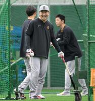 　バットを手に笑顔を見せる田中将（撮影・伊藤笙子）