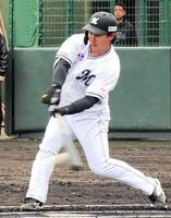 　ライブＢＰで右翼線に二塁打を放った宮崎（撮影・鈴木創太）