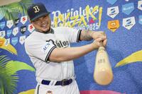 　入団記者会見でポーズをとるディアス