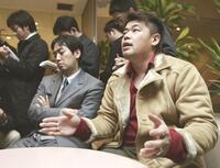 　オリックスとの契約交渉について記者会見する中村（右）＝２００７年１月（共同）