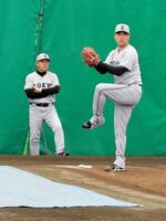 　ブルペンで投球練習を行う田中将（左は久保コーチ）