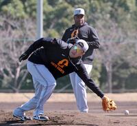 　ノックを受ける田中将（手前）