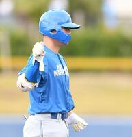 　６回、勝ち越しの右越え適時二塁打を放ちポーズを決める清宮（撮影・開出牧）