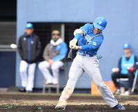 　６回、勝ち越しの右越え適時二塁打を放つ清宮。後方左は新庄監督（撮影・開出牧）