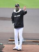 　土を入れて整備されたマウンドを確かめる新庄監督（撮影・開出牧）