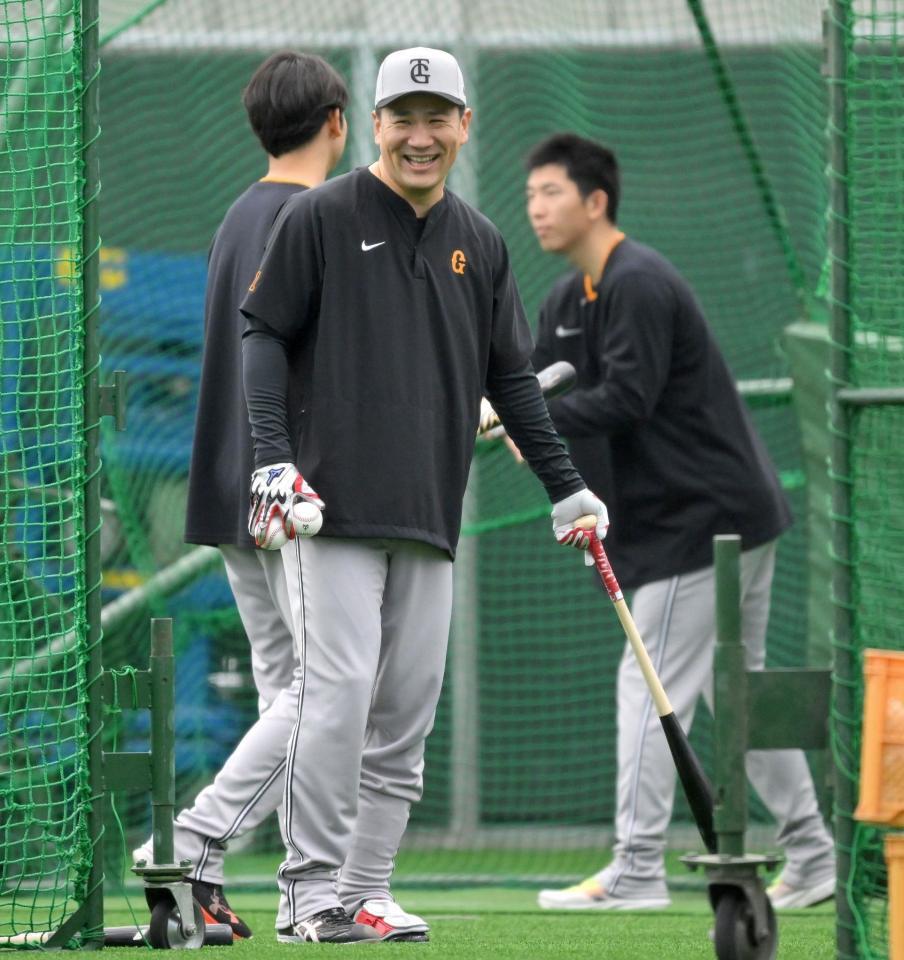 　バットを手に笑顔を見せる田中将（撮影・伊藤笙子）