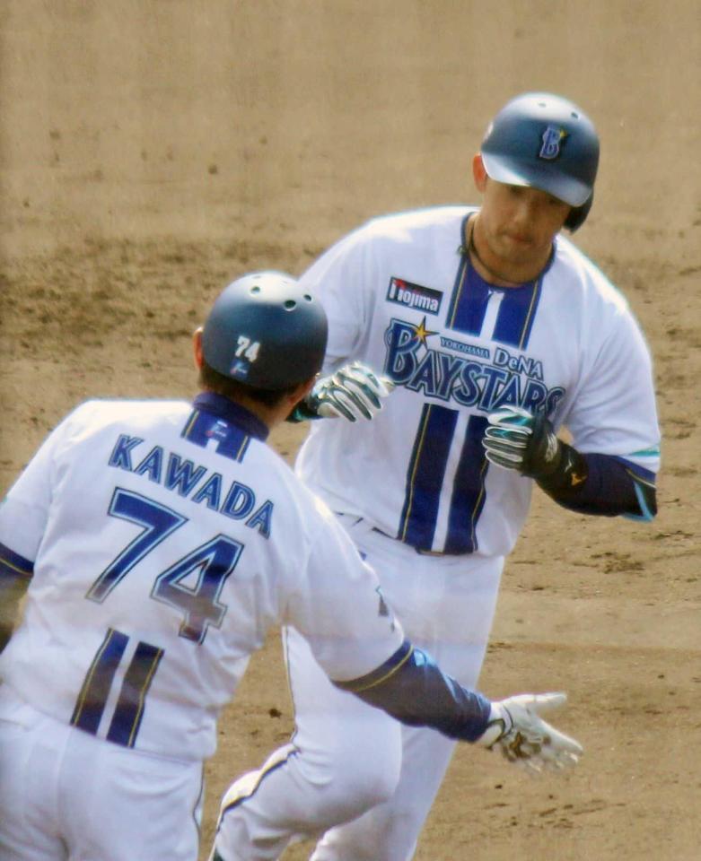 　今季の“チーム第１号”を放ち三塁をまわる山本