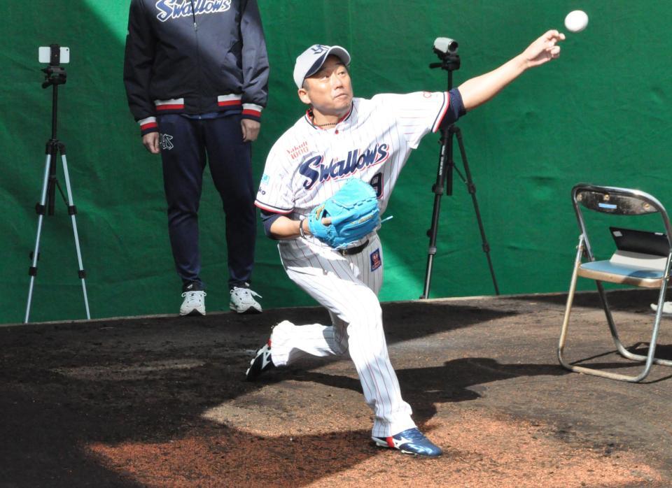 　ブルペンで投球練習をする石川