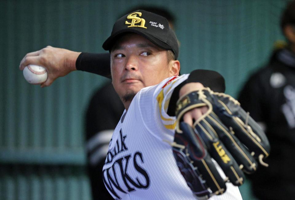 　ブルペンで投球練習する東浜