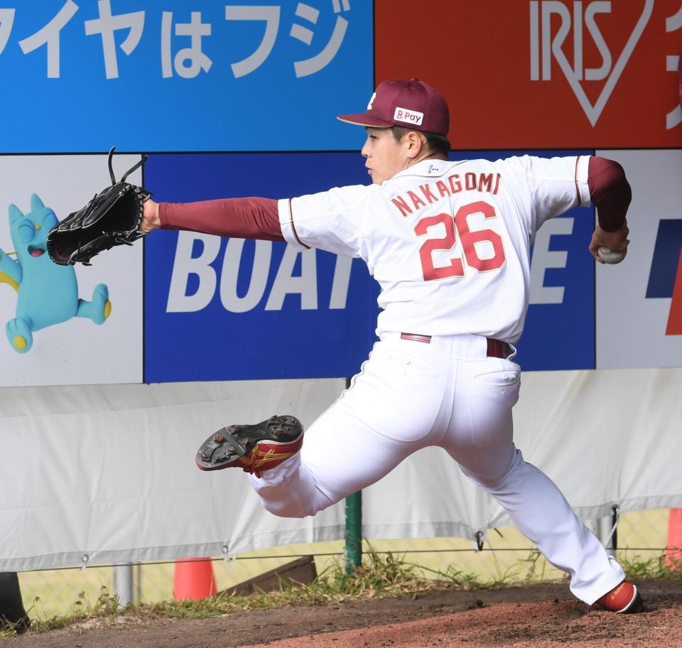 　ブルペンで投げる中込（撮影・佐々木彰尚）