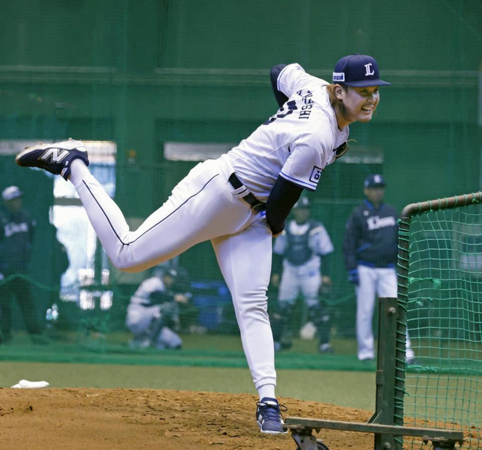 　打撃投手を務める高橋